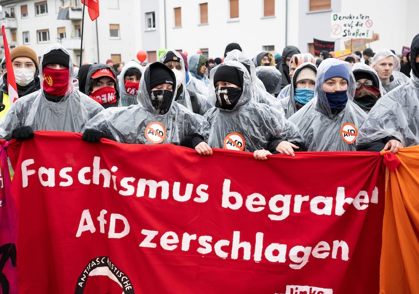 Manifestantes sostienen una pancarta que dice: "Entierren el fascismo - Aplasten la AfD", mientras miles de personas se reúnen en Giessen, Alemania, el sábado 29 de noviembre de 2025, coincidiendo con el inicio de la convención fundacional de la nueva organización juvenil de ultraderecha Alternativa para Alemania. (Boris Roessler/dpa vía AP)