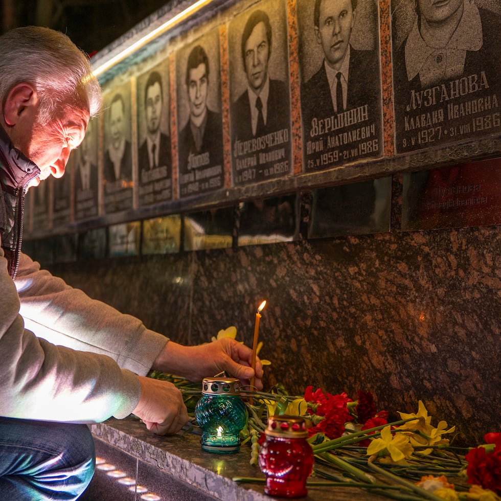 La conmemoración comenzó a la media noche en la ciudad de Slavutych, en memoria de los fallecidos y de los miles de personas que arriesgaron su vida al exponerse a la radiación para contener sus consecuencias.