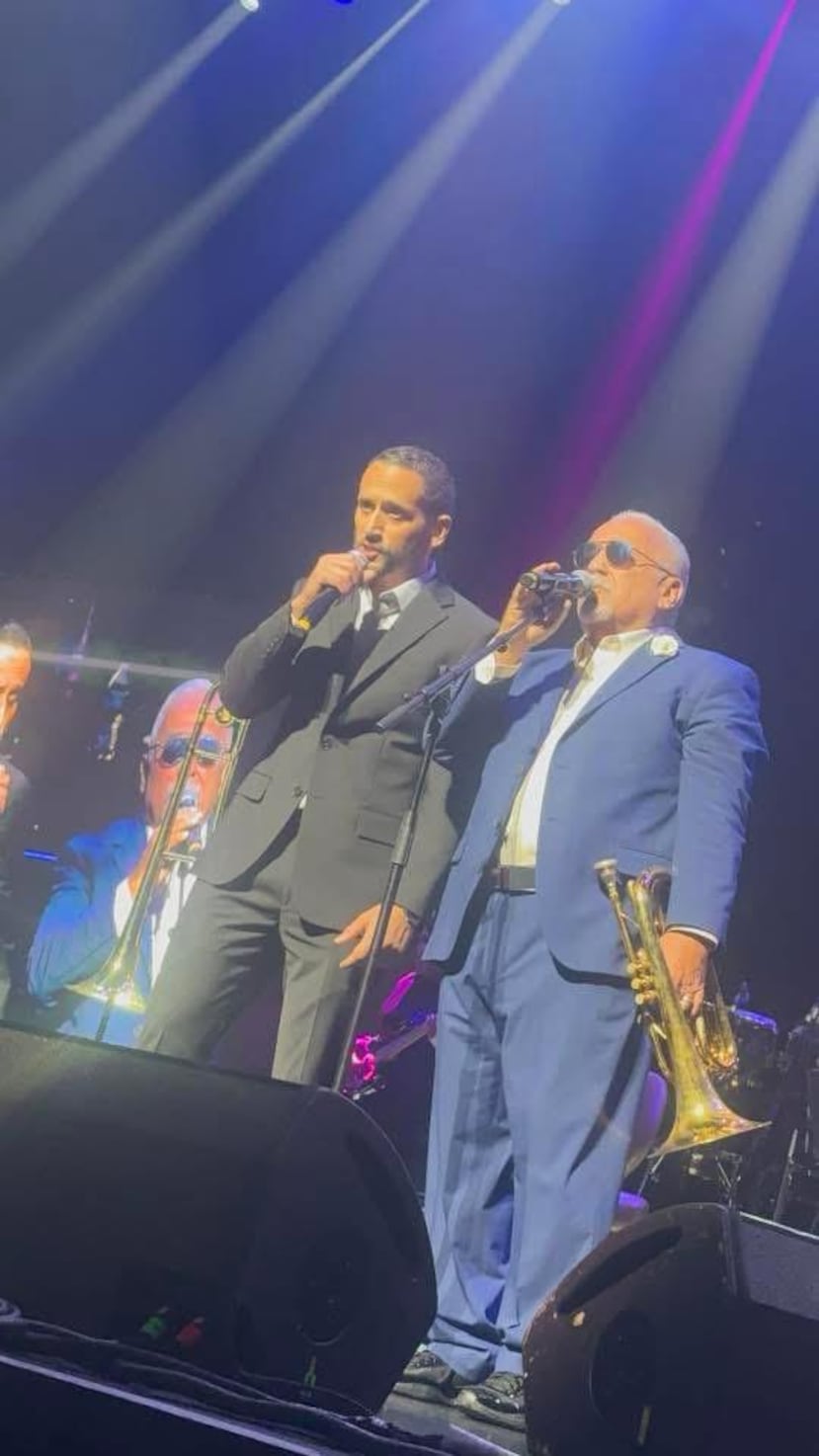 Miguel Colón, a la izquierda, junto a su padre Willie Colón durante un concierto.