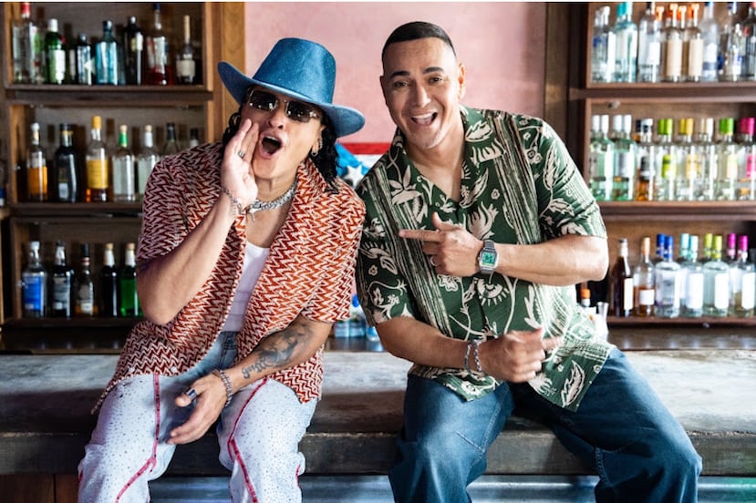 Elvis Crespo, a la izquierda, junto a Víctor Manuelle, a la derecha, grabaron el nuevo tema navideño "La gozadera de Navidad".