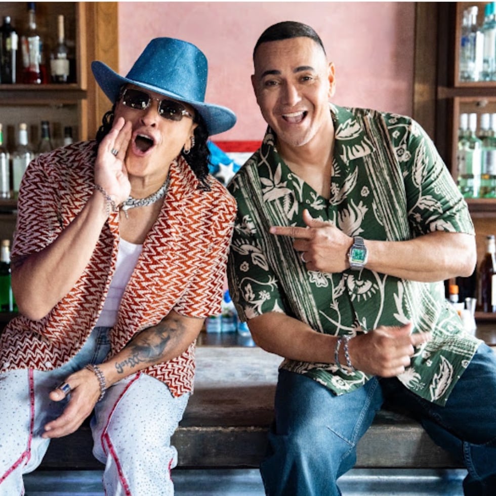 Elvis Crespo, a la izquierda, junto a Víctor Manuelle, a la derecha, grabaron el nuevo tema navideño "La gozadera de Navidad".