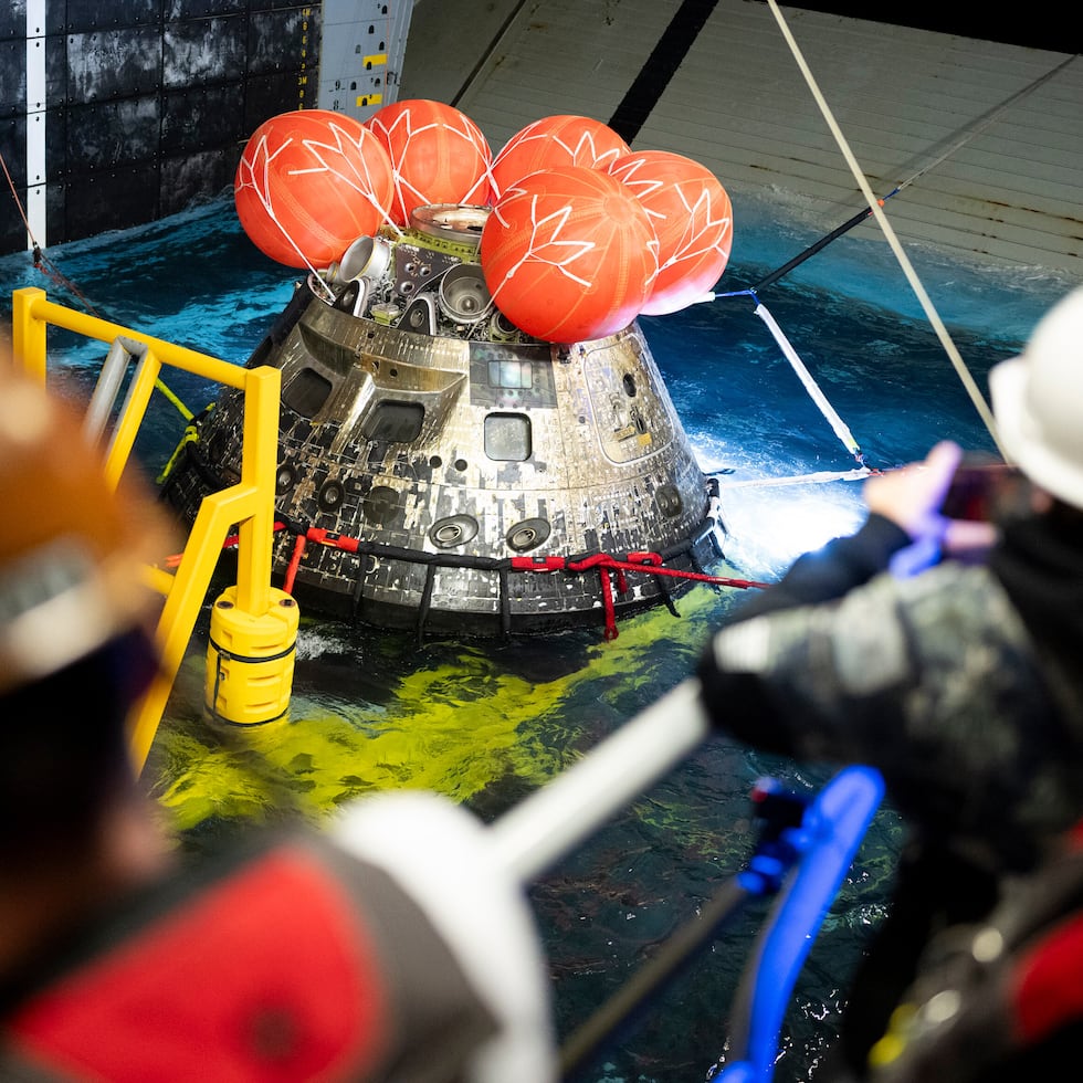 Fue un regreso triunfal para la tripulación de cuatro personas, cuyo sobrevuelo lunar, que batió récords, reveló no solo amplias zonas de la cara oculta de la Luna —nunca antes vistas por el ojo humano— sino también un eclipse solar total.