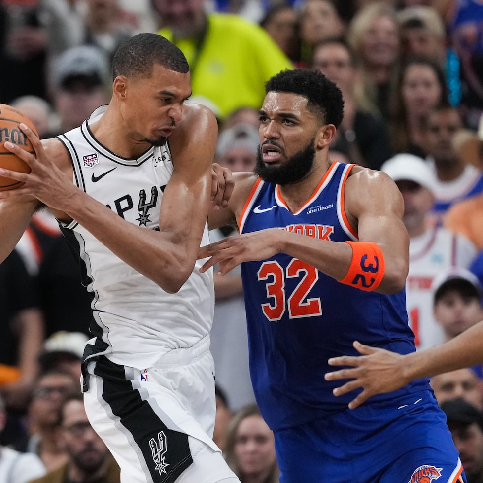 Victor Wembanyama, de los Spurs, maneja el balón contra Karl-Anthony Towns (32) , de los Knicks, durante el segundo juego de las Finales de la NBA.