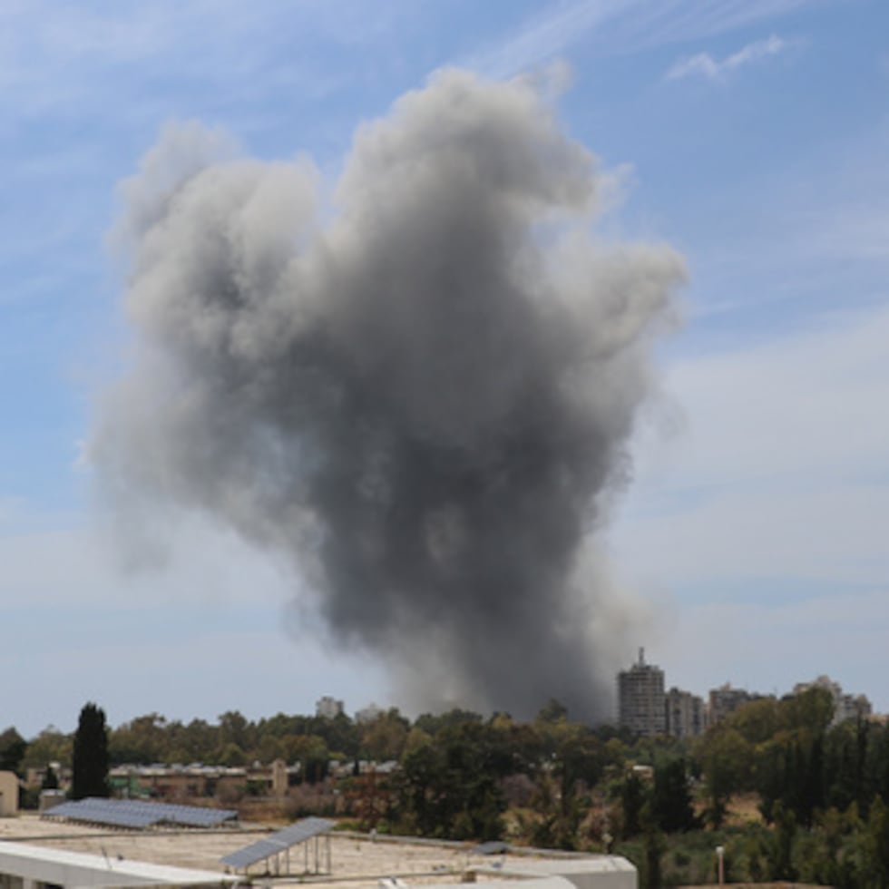 Se levanta humo tras un ataque en el sur del Líbano.