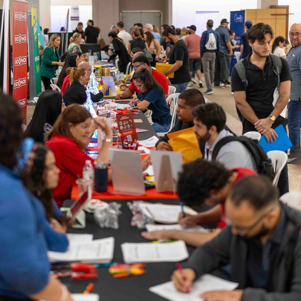 The Department of Economic Development and Commerce held a job fair with more than 70 employers on the first level of Plaza Las Americas, where federal workers impacted by the U.S. government shutdown arrived.