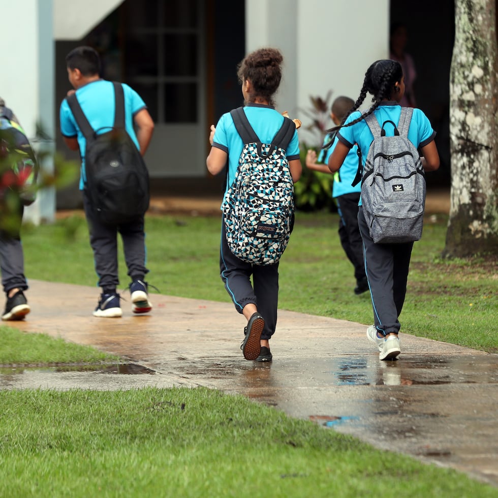 22 de enero de 2019 - Toa Baja, Puerto Rico. Escuela Elemental Martín García. El secretario de Salud, Dr. Rafael Rodríguez Mercado, la epidemióloga del Estado, Dra. Carmen Deseda y el subsecretario de Educación, Eligio Hernández realizaron una conferencia de prensa para dar detalles sobre los casos de Influenza en la isla y las estrategias que se implementarán para combatir esta enfermedad entre los estudiantes de las escuelas públicas del país. EN la foto varios estudiantes caminan por la escuela.
(Foto por: Juan Luis Martínez Pérez / juan.martinez@gfrmedia.com) 2019