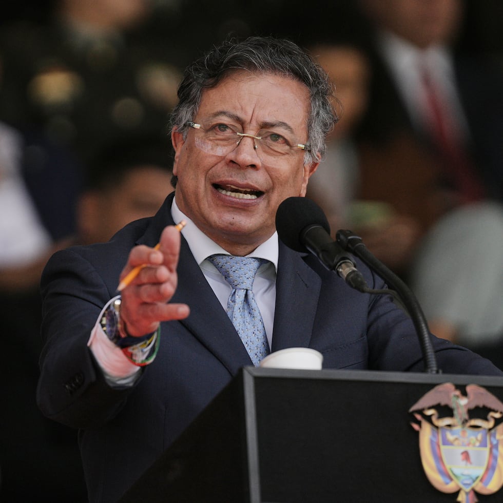 El anuncio de Petro se produce un día después de que su par venezolano Nicolás Maduro reprochara que su gobierno destina miles de millones de dólares para resguardar la frontera común de 2,200 kilómetros, “pero no hay ninguna colaboración del lado colombiano, así que todo el trabajo (lo) tenemos que hacer nosotros”.