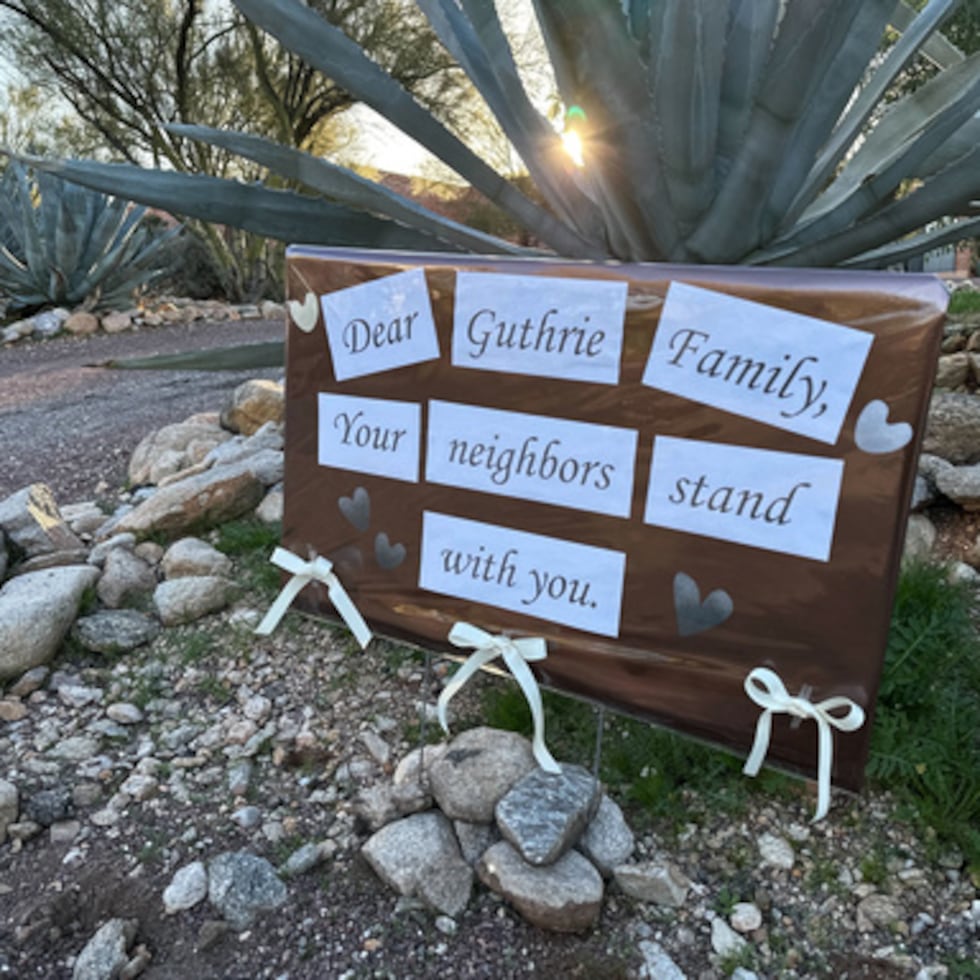 Vecinos de Nancy Guthrie, la hija de la presentadora de "Today" Savannah Guthrie, muestran su apoyo a la familia en el área metropolitana de Tucson, Arizona, el martes 3 de febrero de 2026, mientras continúa la búsqueda para encontrar a Nancy, que fue dada por desaparecida. (AP Photo/Sejal Govindarao)