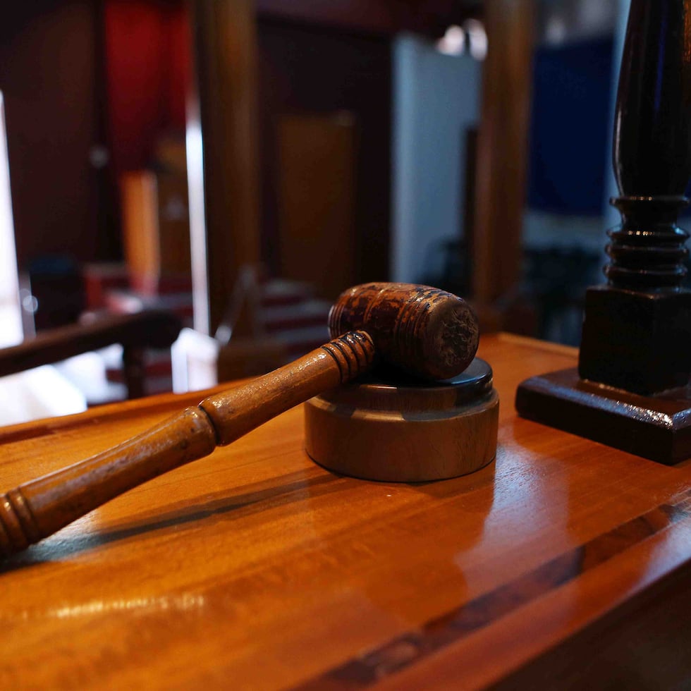 Ángel A. Torres Acevedo, alias Kike, de 83 años residente del pueblo de Aguadilla, enfrenta cargos por agresión sexual y actos lascivos contra una menor de 13.