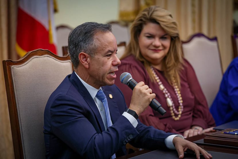El alcalde de San Juan, Miguel Romero, junto a la gobernadora Jenniffer Colón durante la firma del traspaso del parque Luis Muñoz Rivera a la administración municipal de la capital.