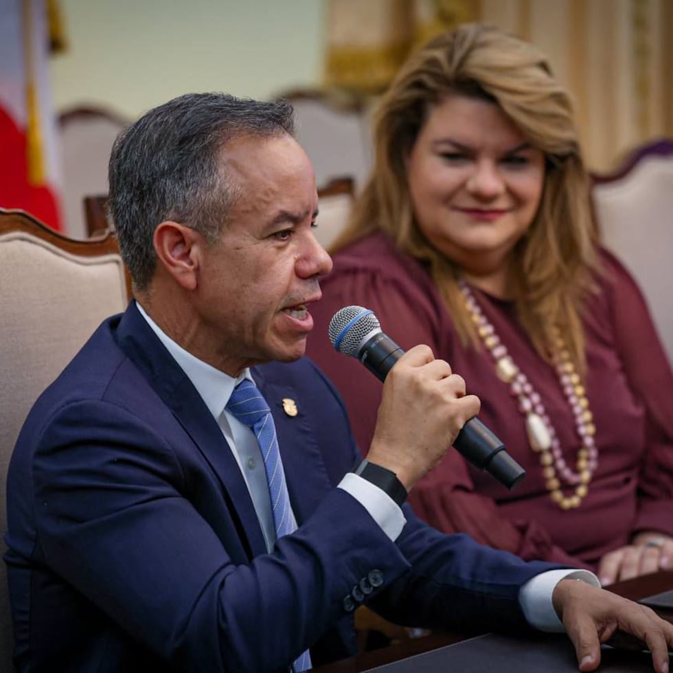 El alcalde de San Juan, Miguel Romero, junto a la gobernadora Jenniffer Colón durante la firma del traspaso del parque Luis Muñoz Rivera a la administración municipal de la capital.