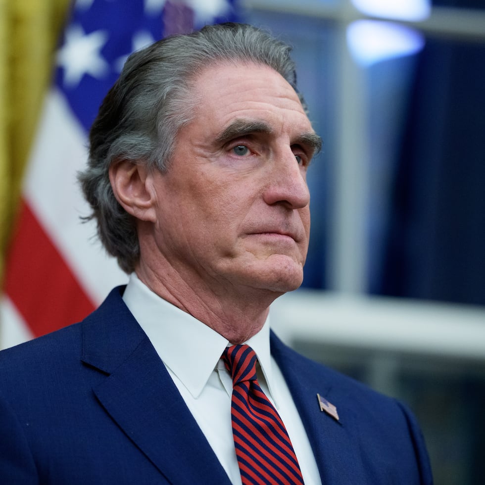 El secretario de Interior de Estados Unidos, Doug Burgum,“se reunirá con las autoridades interinas, establecerá contactos con empresas estadounidenses y venezolanas, y trabajará por un sector minero legítimo y cadenas de suministro de minerales críticos seguras”, detalló la legación diplomática en un mensaje publicado en X.