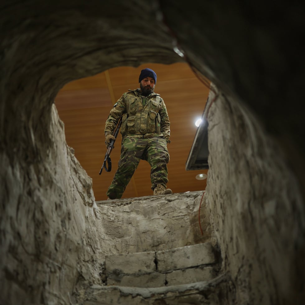 Un guardia de seguridad sirio a la entrada de un túnel usado por las Fuerzas Democráticas Sirias dentro del hospital militar en Ain Issa, Siria.