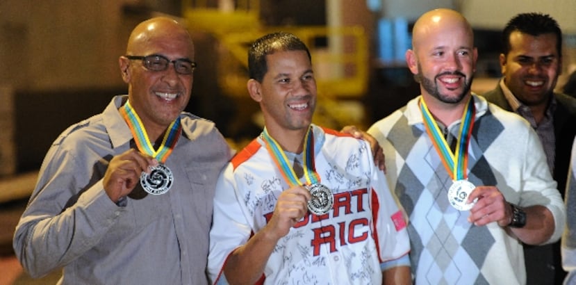 El dirigente Edwin Rodríguez, el jugador del cuadro Luis “Wicho” Figueroa y el jardinero Jesús “Motorita” Feliciano muestran orgullosos la medalla que ganaron en el Clásico Mundial de Béisbol. carlos.guisti@gfr.media.com