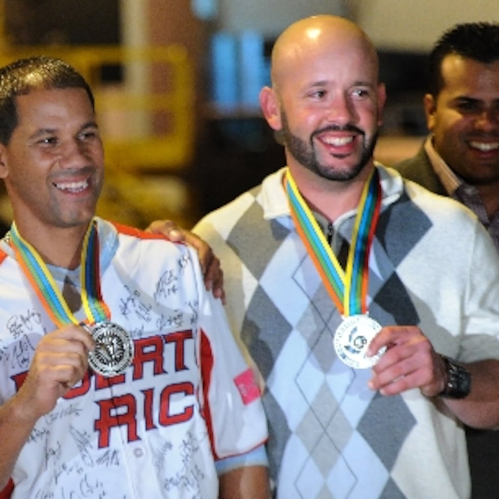 Luis “Wicho” Figueroa, al centro con Edwin Rodríguez y Jesús “Motorita” Feliciano, mostrando la medalla de plata del Clásico Mundial 2013.