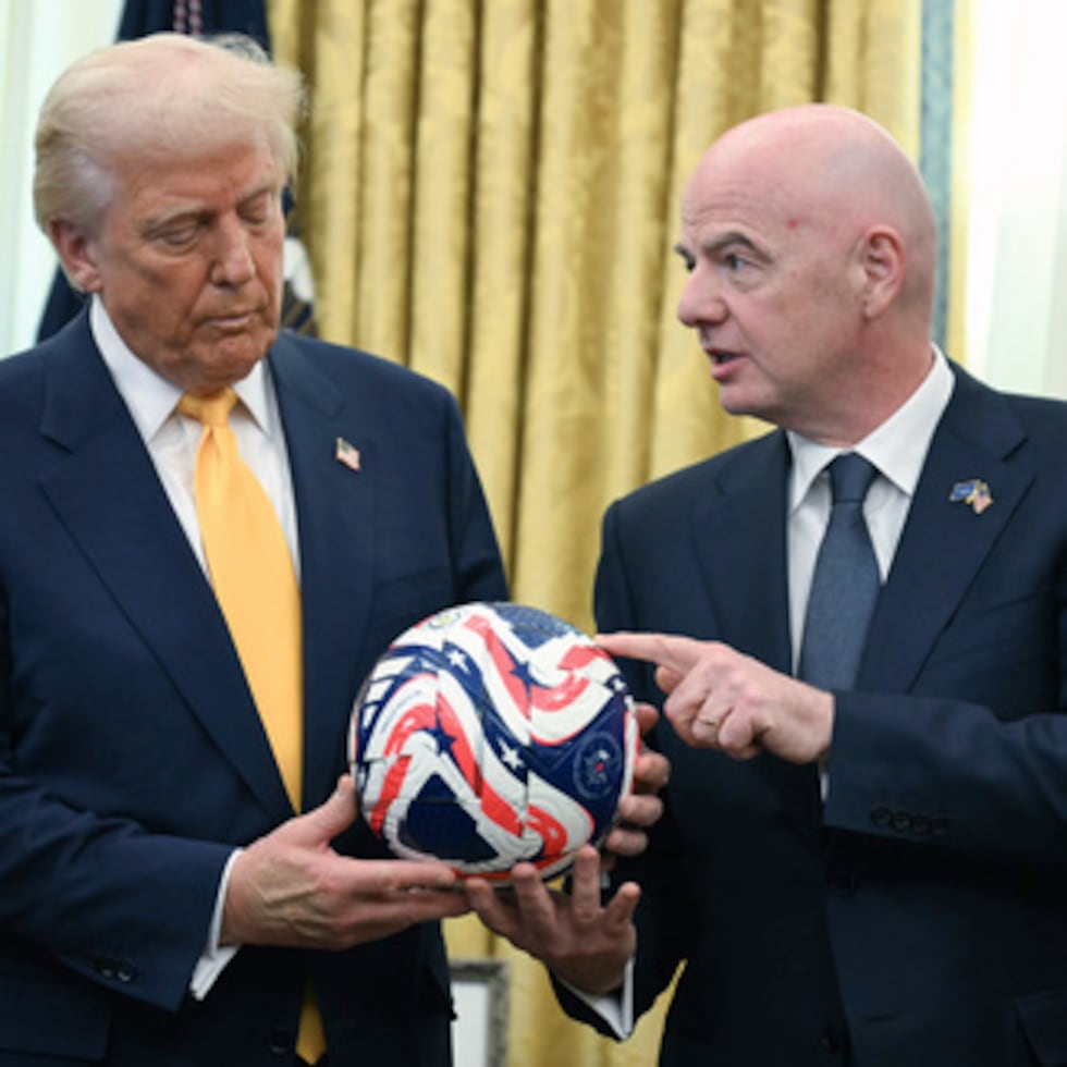 El presidente de la FIFA, Gianni Infantino, a la derecha, entrega al presidente Donald Trump el nuevo balón oficial de la Copa Mundial de Clubes de la FIFA en el Despacho Oval de la Casa Blanca el 7 de marzo de 2025.