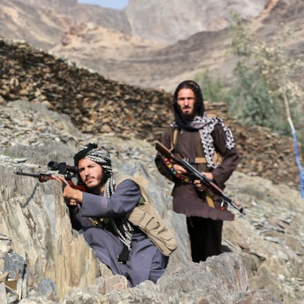 Soldados talibanes afganos miran hacia el lado pakistaní, en Torkham, Afganistán.