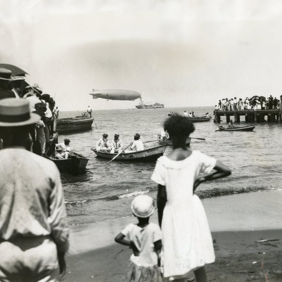 Miles de hombres, mujeres y niños se congregaron en los terrenos frente a la bahía para presenciar la histórica visita.