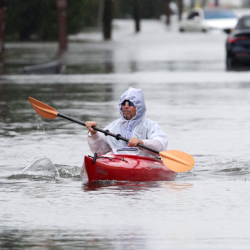 Ted Friedli navega en kayak por un tramo inundado de Florence Avenue durante una tormenta, en Long Branch, Nueva Jersey.