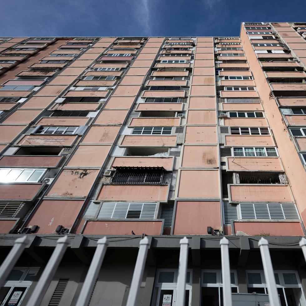 El condominio Bahía A expone un deterioro estructural visible que reabre el debate sobre la supervisión de los edificios residenciales en Puerto Rico.