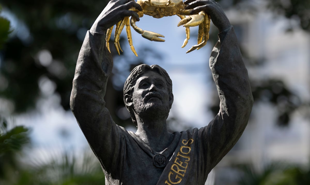 Escultora Nilda Comas inmortaliza en bronce la historia de San Mateo de Cangrejos en Santurce