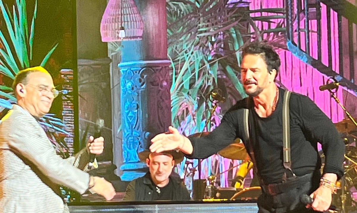 Gilberto Santa Rosa sorprende en el concierto de Ricardo Arjona