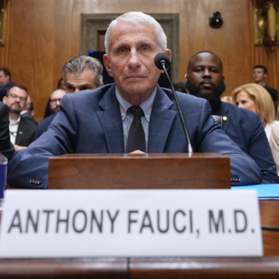 Los republicanos también han acusado a Fauci de mentir sobre si su agencia financió lo que se conoce como investigación de ganancia de función —la práctica de potenciar un virus en un laboratorio para estudiar su posible impacto en el mundo real— en un laboratorio de Wuhan.