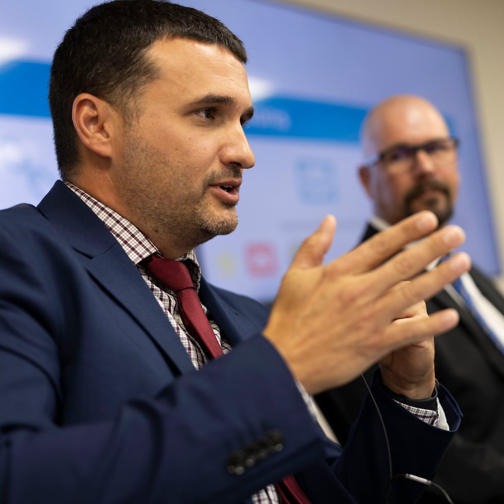 El ingeniero José Bilbao, en primer plano, indicó que el USACE desarrolló un nuevo estimado de costos a finales de 2025, aunque se abstuvo de revelar la cifra.