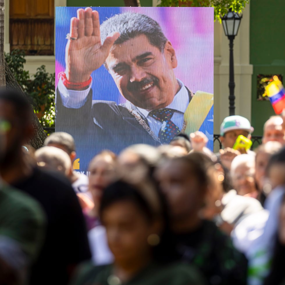 Fotografía que muestra una imagen del presidente de Venezuela, Nicolás Maduro, durante el 'Cabildo abierto en Defensa de la Autodeterminación de los Pueblos' en Caracas.