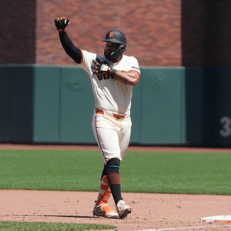 Heliot Ramos, de los Giants de San Francisco, hace un gesto después de conectar un sencillo ante el lanzador de los Blue Jays de Toronto, Dylan Cease, durante la novena entrada.