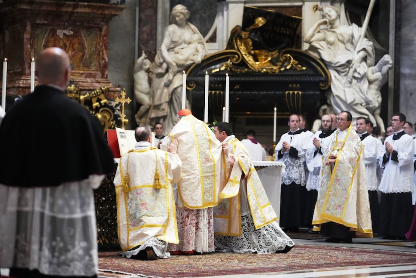 El cardenal Raymond Leo Burke celebra la misa en latín de espaldas a los feligreses, como establece la antigua tradición.