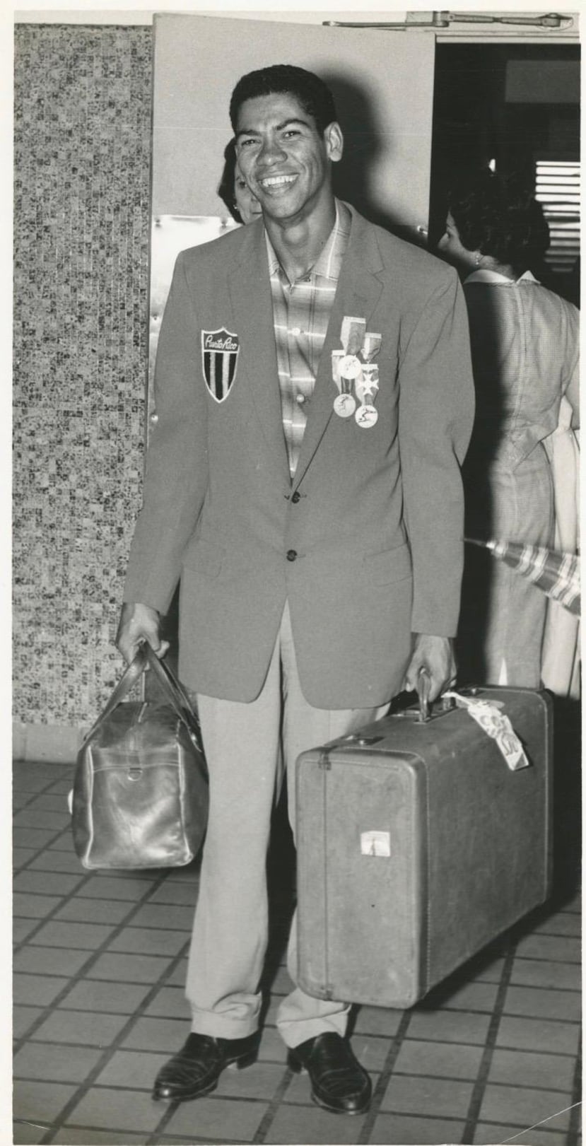 Julio Llera a su llegada a Puerto Rico de los Juegos CAC de 1959, donde ganó tres preseas.