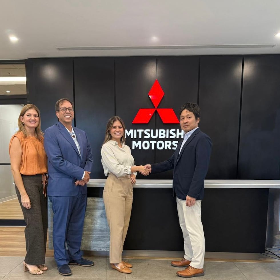 En la imagen, de izquierda a derecha, Patricia Pedrosa, Antonio Fernández, y Cristina Fernández de Toñito Auto , junto a Akitoshi Ogawa, presidente y
CEO de MMSC.