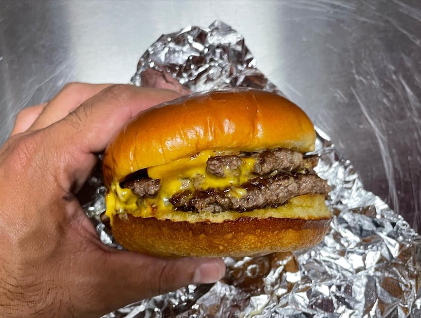 El restaurante epsecializados en hamburgers, Mambas Shack, en el pueblo de Trujillo Alto, ha crecido su negocio, pese a no tener un área de comedor.