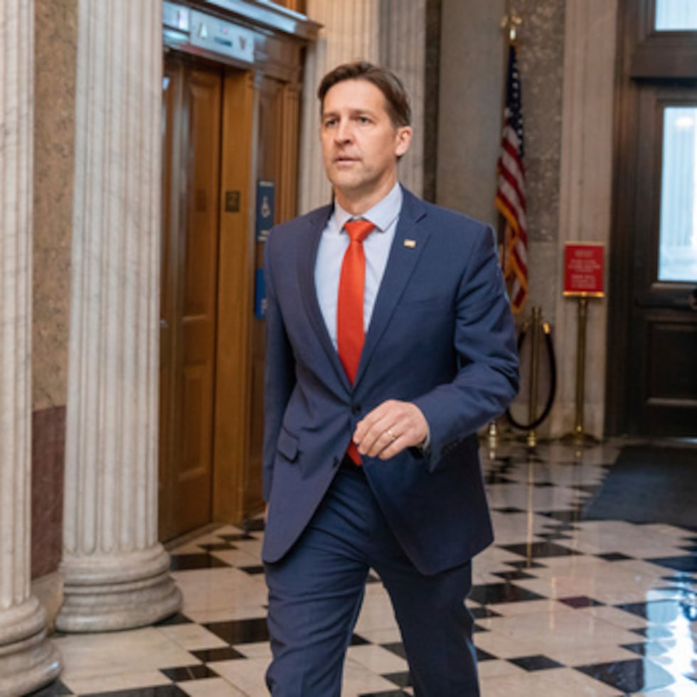 El senador Ben Sasse fue elegido senador por primera vez en 2014 y ganó la reelección en 2020. Dimitió en 2023 para ejercer como decimotercer presidente de la Universidad de Florida tras un polémico proceso de aprobación.