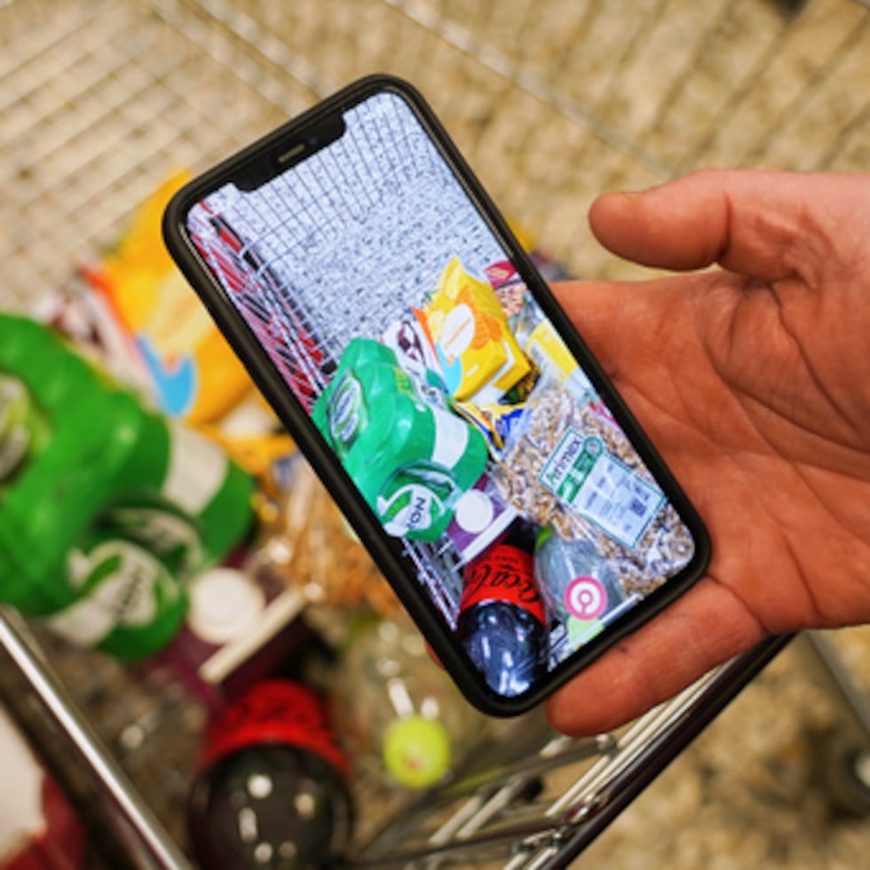 La app "Made O'Meter", desarrollada para ayudar a los compradores a identificar y boicotear productos estadounidenses, se ve en un celular en una tienda de alimentación en Copenhague, el miércoles 28 de enero de 2026. (AP Foto/James Brooks)