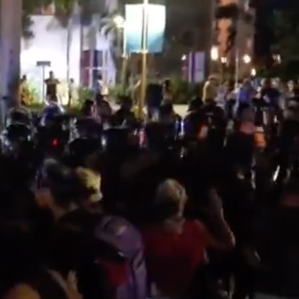 Confrontación entre manifestantes y policías en la entrada de El Viejo San Juan