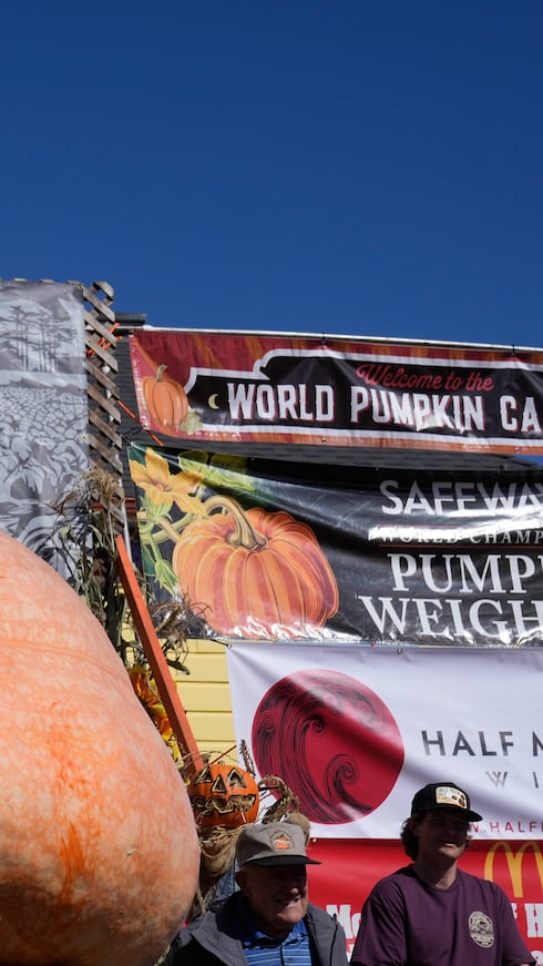 Brian Christensen, de Rexburg, Idaho, saluda luego de que su calabaza fuera pesada.