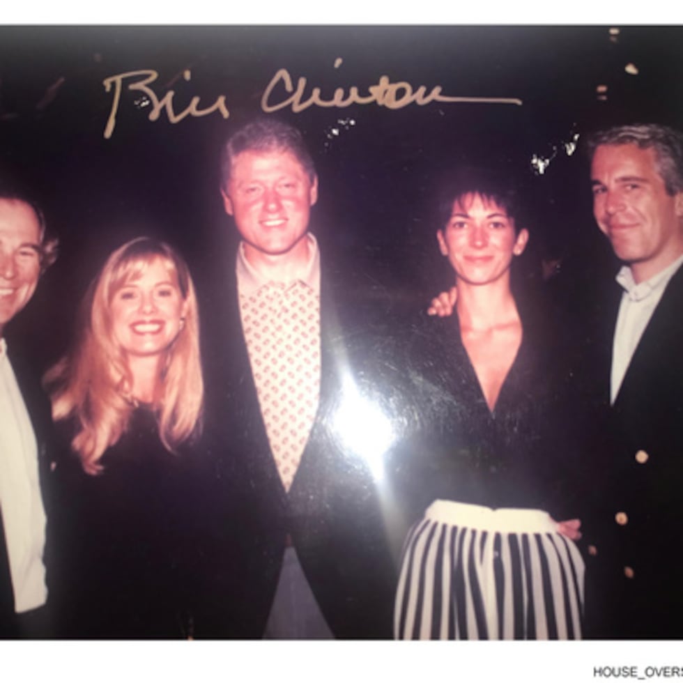 Esta foto muestra al ex presidente Bill Clinton, Ghislaine Maxwell y Jeffrey Epstein, con la firma de Clinton en la parte superior de la foto.