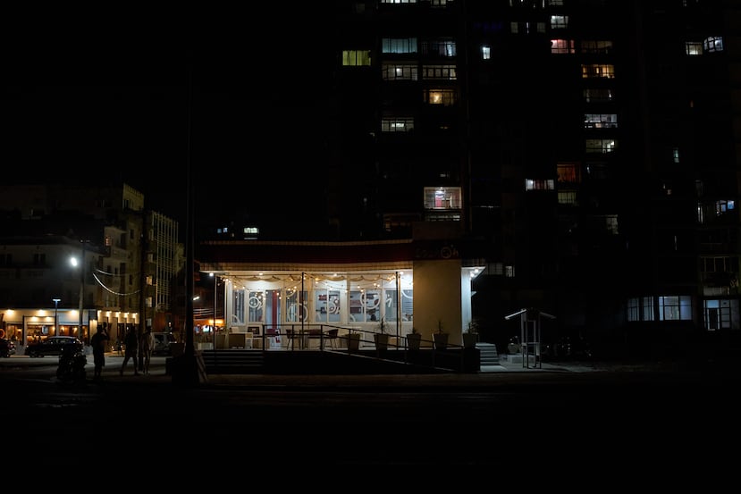 Un restaurante permanece vacío en La Habana, el miércoles 15 de abril de 2026. (AP Foto/Ramón Espinosa)