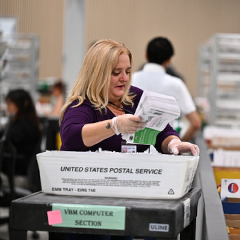 Se cuentan las papeletas en el Centro de Recuento Electoral del condado de Los Ángeles durante las elecciones primarias de California.