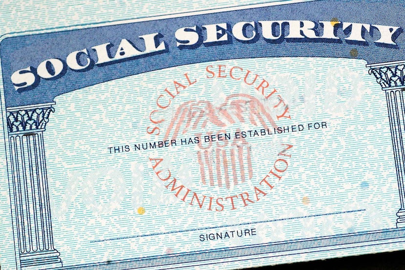 Los números del Seguro Social que siguen activos podrían utilizarse para reportar salarios, abrir cuentas bancarias, obtener tarjetas de crédito e incluso hacer reclamaciones fiscales fraudulentas. (GFR Media)