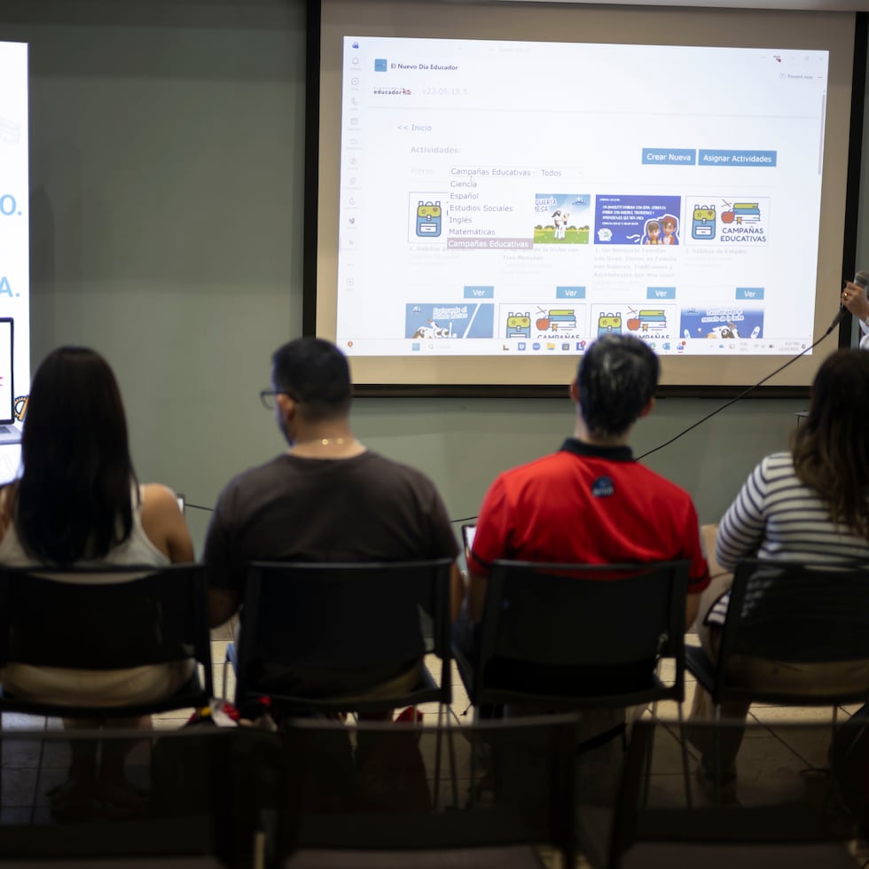 Sharylee Fernández, coordinadora de El Nuevo Día Educador (ENDE), orienta a maestros de distintas escuelas acerca de cómo funciona la plataforma digital de ENDE, que está accesible para educadores y alumnos a través de Microsoft Teams.