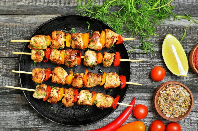 Brochetas de pollo y vegetales