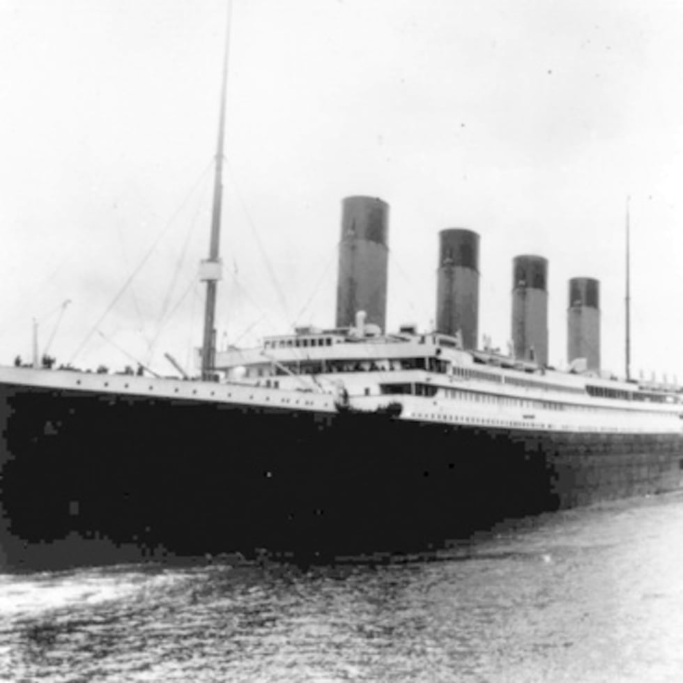 El Titanic zarpa de Southampton, Inglaterra.