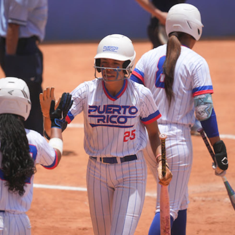 La Selección Nacional de sóftbol femenino de Puerto Rico celebra una de sus victorias en los Juegos Centroamericanos y del Caribe Santo Domingo 2026.