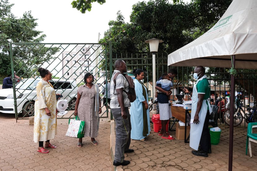 Varias personas esperan a que les tomen la temperatura frente al Hospital Musulmán de Kibuli en Kampala, Uganda, el sábado 16 de mayo de 2026. (Foto AP/Hajarah Nalwadda)
