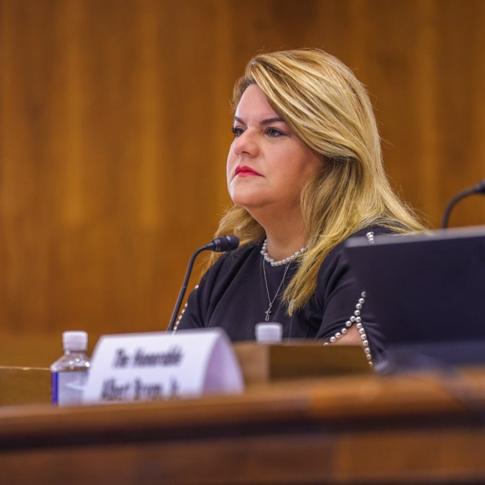 La gobernadora Jenniffer González tuvo que enfrentarse a preguntas sobre las denuncias en contra del secretario de la Gobernación, Francisco Domenech.