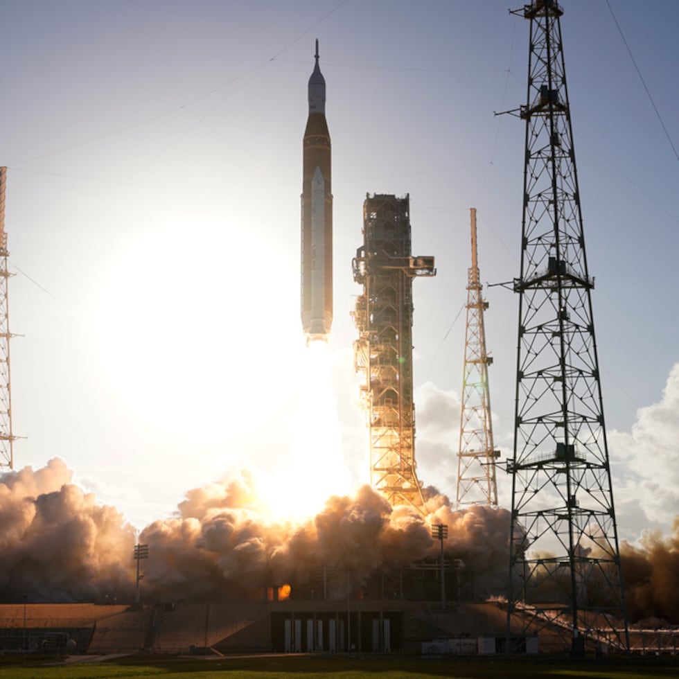 Artemis II despegó desde el mismo sitio en Florida que envió a los exploradores del Apolo a la Luna.