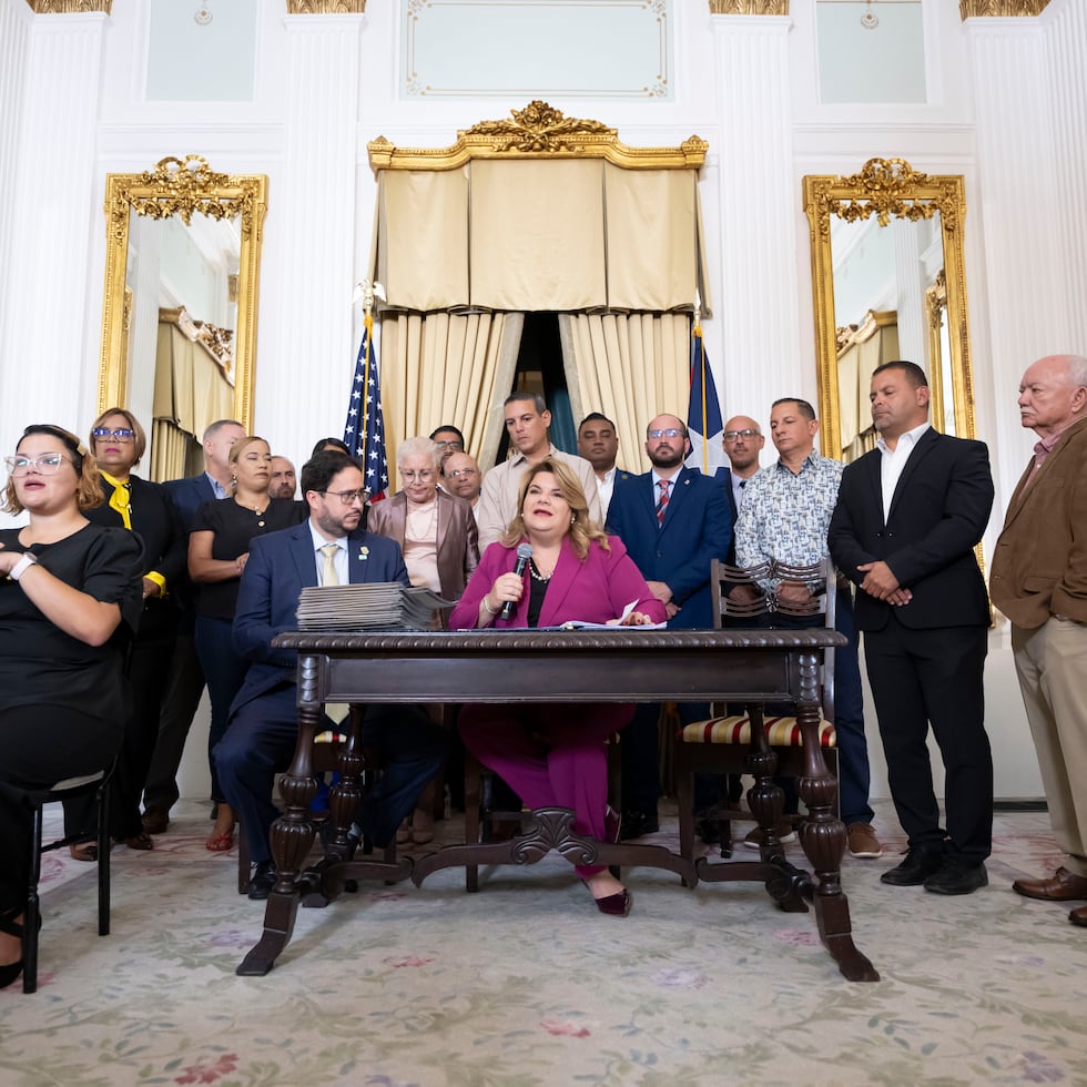 La gobernadora Jenniffer González, acompañada por el secretario del Departamento de Transportación y Obras Públicas, Edwin González Montalvo, entregó los acuerdos colaborativos a los alcaldes.